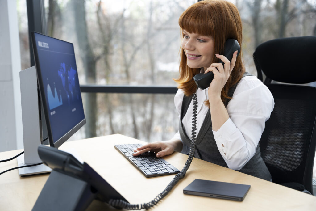 une femme utilisant de la téléphonie VoIP